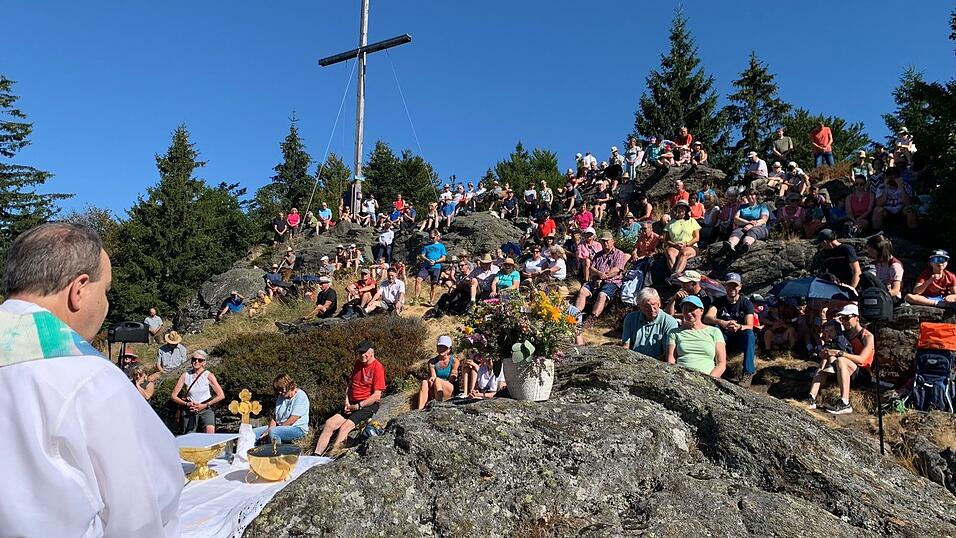 Viele Besucher kamen zur Bergmesse auf den Mühlriegel. Viele Besucher kamen zur Bergmesse auf den Mühlriegel.