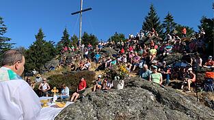 Viele Besucher kamen zur Bergmesse auf den Mühlriegel. Viele Besucher kamen zur Bergmesse auf den Mühlriegel.