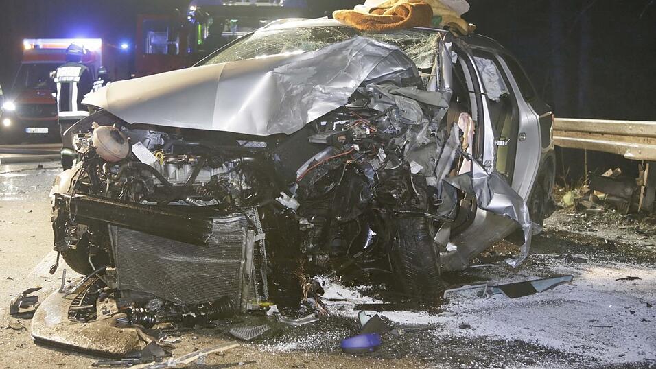 Bei dem Unfall bei Egglkofen wurden mehrere Personen schwer verletzt. Bei dem Unfall bei Egglkofen wurden mehrere Personen schwer verletzt.