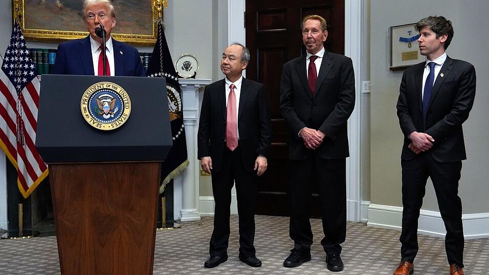 Trump kündigte das Projekt mit gemeinsam mit den Tech-Unternehmern im Weißen Haus an. Trump kündigte das Projekt mit gemeinsam mit den Tech-Unternehmern im Weißen Haus an.