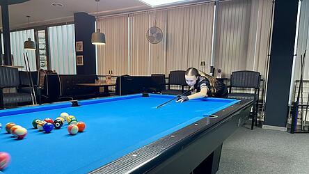 Zielen, schwingen, sto&szlig;en: Marlene Ott (15) f&uuml;hlt sich am Billardtisch zuhause.