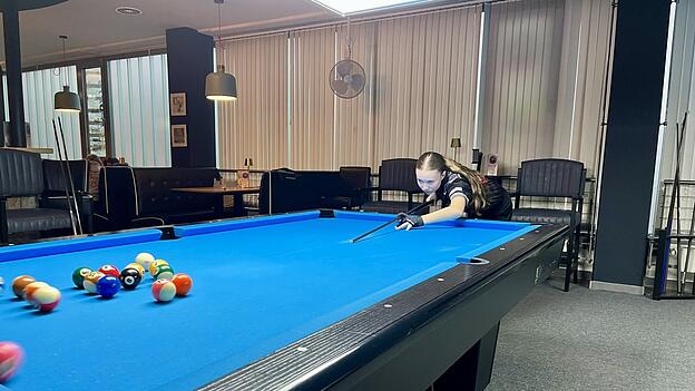 Zielen, schwingen, stoßen: Marlene Ott (15) fühlt sich am Billardtisch zuhause.