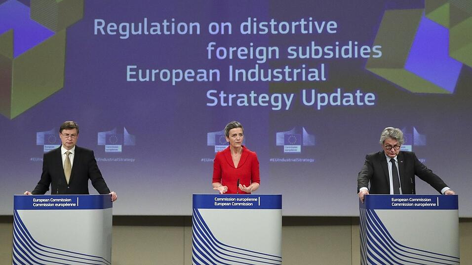 Die beiden Kommissions-Vizepräsidenten Valdis Dombrovskis (l.) und Margrethe Vestager sowie Binnenmarktkommissar Thierry Breton präsentieren ihren Vorschlag für eine Verordnung zur Eindämmung wettbewerbsverzerrender Subventionen aus dem Ausland. Die beiden Kommissions-Vizepräsidenten Valdis Dombrovskis (l.) und Margrethe Vestager sowie Binnenmarktkommissar Thierry Breton präsentieren ihren Vorschlag für eine Verordnung zur Eindämmung wettbewerbsverzerrender Subventionen aus dem Ausland.