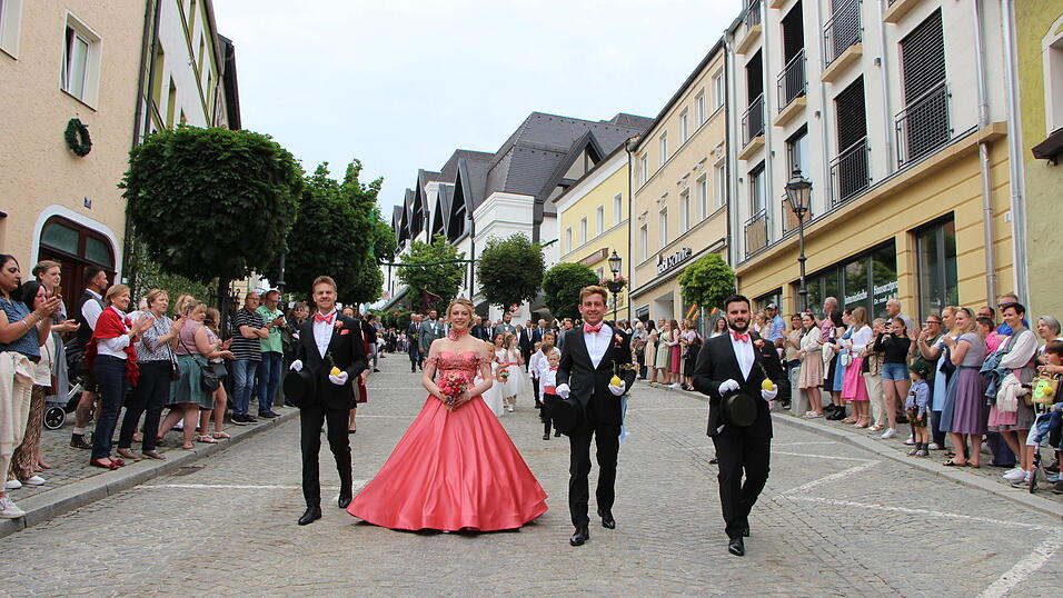Viele Zuschauer verfolgten den Burschen- und Brautzug.
