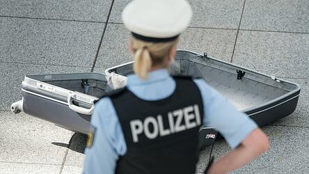 Die Bundespolizei fand in dem Koffer lediglich Kleidung und Hygieneartikel. (Symbolbild)