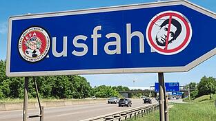 Das Wort „Ausfahrt“ ist nur noch halb zu lesen. Das Wort „Ausfahrt“ ist nur noch halb zu lesen.