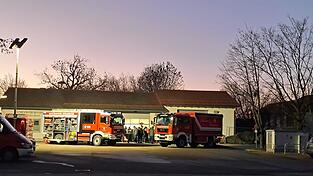 Die Feuerwehr stellte einige ihrer Einsatzgeräte vor. Die Feuerwehr stellte einige ihrer Einsatzgeräte vor.