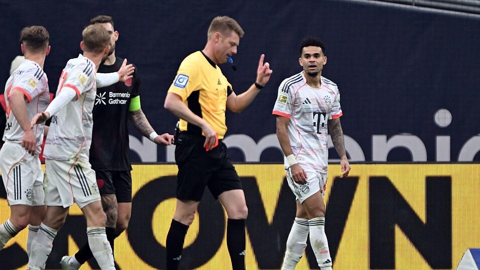 Bayern-Stürmer Luis Diaz bleibt nach seiner Gelb-Roten Karte für das nächste Spiel gesperrt. Bayern-Stürmer Luis Diaz bleibt nach seiner Gelb-Roten Karte für das nächste Spiel gesperrt.