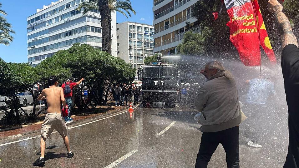 Die Polizei setzt Wasserwerfer gegen Demonstranten ein. Die Polizei setzt Wasserwerfer gegen Demonstranten ein.