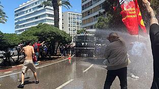Die Polizei setzt Wasserwerfer gegen Demonstranten ein. Die Polizei setzt Wasserwerfer gegen Demonstranten ein.