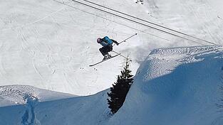 Faszination Freeriding: Jil Lehnert springt &uuml;ber einen Felsabsturz.