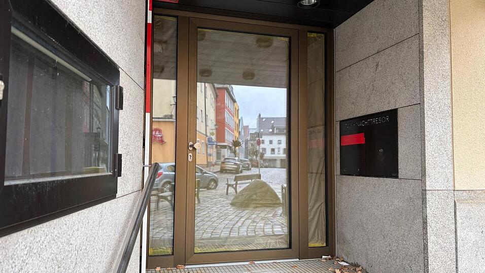 Der Eingang zur HypoVereinsbank in Cham ist verklebt, die Filiale endg&uuml;ltig geschlossen.