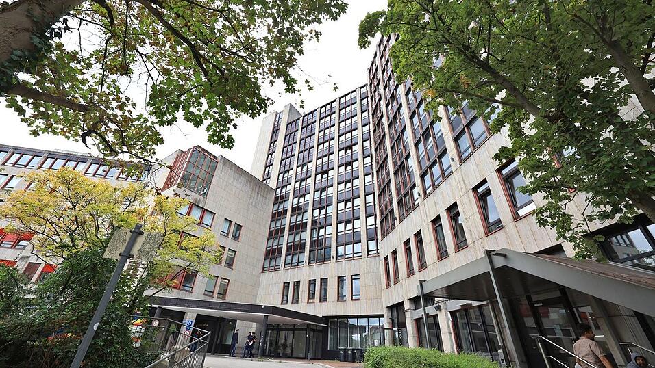Auf elf Stockwerken sollen im neuen Anker-Zentrum in München künftig bis zu 900 Menschen untergebracht werden. Auf elf Stockwerken sollen im neuen Anker-Zentrum in München künftig bis zu 900 Menschen untergebracht werden.