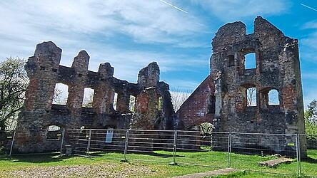 Diese Burgruine in Haibach gilt es derzeit zu erhalten. Das wird schwierig genug. Seit August ist die Burgruine eingerüstet und verhüllt. Zudem plant der Förderverein ein Crowdfunding-Projekt. Diese Burgruine in Haibach gilt es derzeit zu erhalten. Das wird schwierig genug. Seit August ist die Burgruine eingerüstet und verhüllt. Zudem plant der Förderverein ein Crowdfunding-Projekt.
