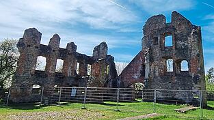 Diese Burgruine in Haibach gilt es derzeit zu erhalten. Das wird schwierig genug. Seit August ist die Burgruine eingerüstet und verhüllt. Zudem plant der Förderverein ein Crowdfunding-Projekt. Diese Burgruine in Haibach gilt es derzeit zu erhalten. Das wird schwierig genug. Seit August ist die Burgruine eingerüstet und verhüllt. Zudem plant der Förderverein ein Crowdfunding-Projekt.