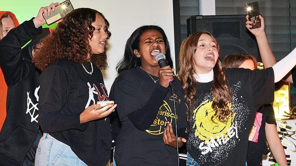 Destina, Niyat und Alexandra performen ihren ersten Song. Destina, Niyat und Alexandra performen ihren ersten Song.