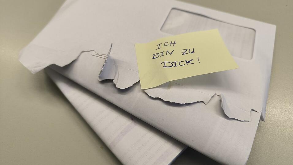 Ein Standardbrief darf in der Schweiz ganz schön was auf den Rippen haben - in Deutschland steht man eher auf schlank.