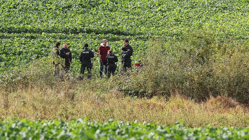 Am Freitag kehrte die Polizei erneut zum Fundort zurück, nachdem sie zuvor schon abgezogen war.