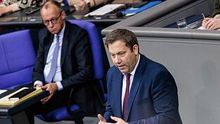 Die Bereinigungssitzung war ein wichtiger Schritt für den Haushalt von Finanzminister Lars Klingbeil (r.) und Kanzler Friedrich Merz. Die Bereinigungssitzung war ein wichtiger Schritt für den Haushalt von Finanzminister Lars Klingbeil (r.) und Kanzler Friedrich Merz.