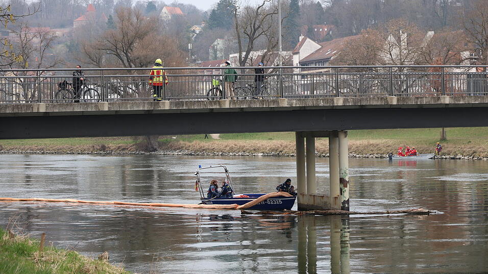 Die Einsatzkräfte mussten sich vor Ort gleich mehreren Herausforderungen stellen, von der Versorgung der Verletzten bis zum Ölaustritt und der Evakuierung der Eishalle. Die Einsatzkräfte mussten sich vor Ort gleich mehreren Herausforderungen stellen, von der Versorgung der Verletzten bis zum Ölaustritt und der Evakuierung der Eishalle.