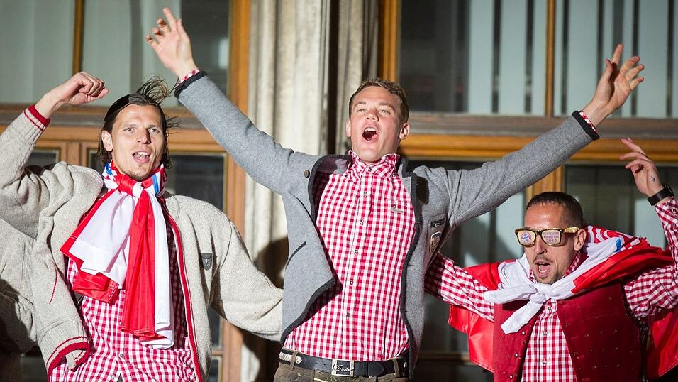 Manuel Neuer feiert im Triple-Jahr 2013 seine erste Meisterschaft mit dem FC Bayern. (Archivbild)