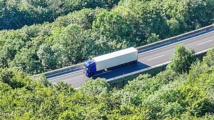 Der Lastwagen mit entzündlichem Gefahrgut steht auf der Autobahn 8 in Fahrtrichtung München. Der Lastwagen mit entzündlichem Gefahrgut steht auf der Autobahn 8 in Fahrtrichtung München.