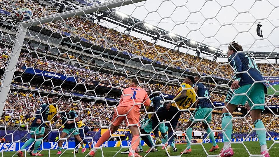 Manuel Neuer kommt gegen Ecuadors Gonzalo Plata zu sp&auml;t.