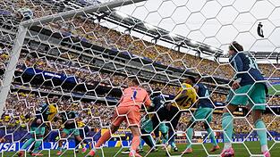 Manuel Neuer kommt gegen Ecuadors Gonzalo Plata zu sp&auml;t.
