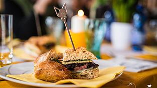 Das Rezept stammt von einem wahren Grill-Experten aus dem Bayerischen Wald: Bernhard Bergmann (Bayerwald BBQ) aus Freyung hat sich auf dieses Thema spezialisiert und auch schon ein Buch dazu herausgebracht. Das Rezept stammt von einem wahren Grill-Experten aus dem Bayerischen Wald: Bernhard Bergmann (Bayerwald BBQ) aus Freyung hat sich auf dieses Thema spezialisiert und auch schon ein Buch dazu herausgebracht.