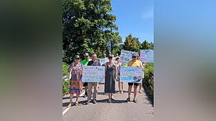 Trotz der hohen Temperaturen machten sich die Demonstranten auf den Weg durch die Siedlung.