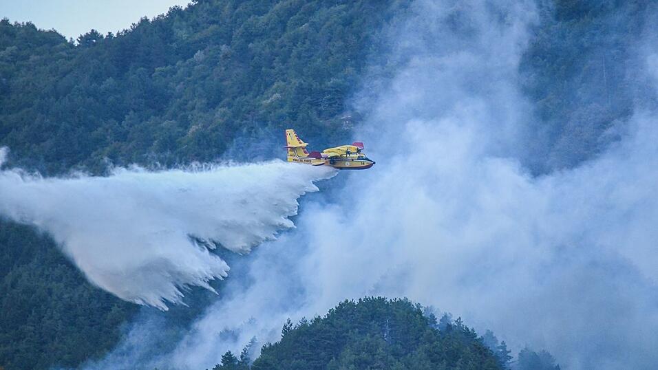 Die Feuerwehr ist mit L&ouml;schflugzeugen im Einsatz.