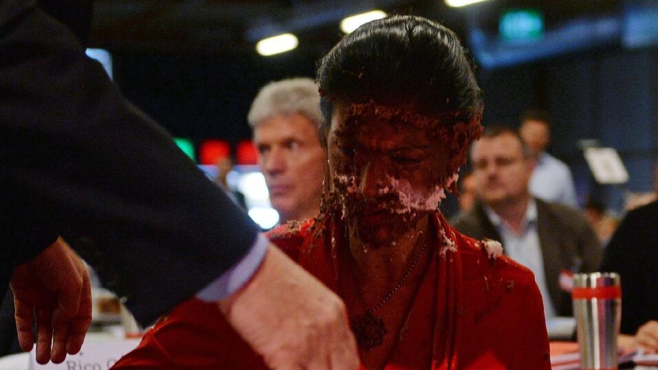 Die Linken-Fraktionschefin Sahra Wagenknecht ist auf dem Bundesparteitag in Magdeburg Opfer einer Attacke mit einer Torte geworden. Die Linken-Fraktionschefin Sahra Wagenknecht ist auf dem Bundesparteitag in Magdeburg Opfer einer Attacke mit einer Torte geworden.