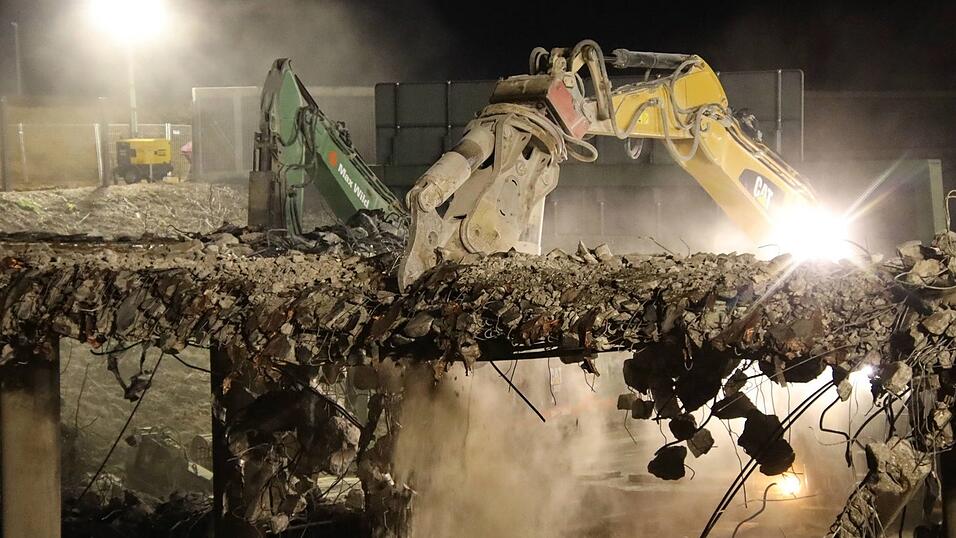 Gleich zwei Brücken mussten am Wochenende an der A3 im Landkreis Regensburg abgerissen werden. Gleich zwei Brücken mussten am Wochenende an der A3 im Landkreis Regensburg abgerissen werden.