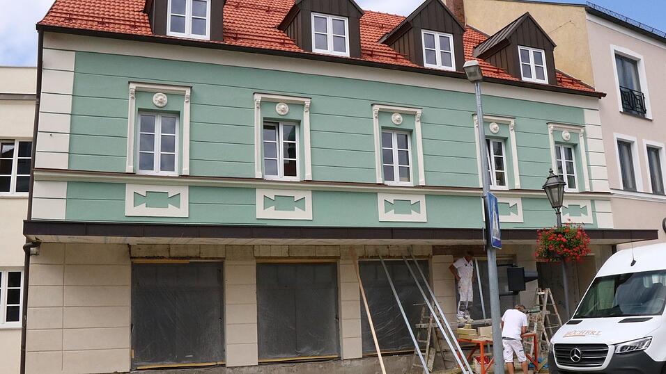 Am deutlichsten verändert hat sich die Fassade des Seilerbauer-Gebäudes: Dank der grünen Farbe kommt der Stuck nun besser zur Geltung. Am deutlichsten verändert hat sich die Fassade des Seilerbauer-Gebäudes: Dank der grünen Farbe kommt der Stuck nun besser zur Geltung.