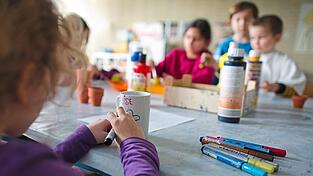 Grundschüler sind in einem Hort mit Bastelarbeiten beschäftigt. Ab 2026 wird der Rechtsanspruch auf Ganztagsbetreuung in der Grundschule schrittweise eingeführt. Grundschüler sind in einem Hort mit Bastelarbeiten beschäftigt. Ab 2026 wird der Rechtsanspruch auf Ganztagsbetreuung in der Grundschule schrittweise eingeführt.