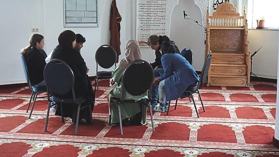 In Gesprächsrunden tauschten sich am Tag der offenen Moschee Gastgeber und Besucher aus. In Gesprächsrunden tauschten sich am Tag der offenen Moschee Gastgeber und Besucher aus.