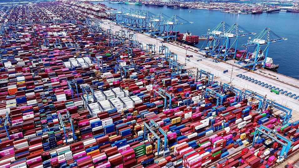 Ein Containerterminal in der ostchinesischen Hafenstadt Qingdao. Wegen des Handelskonflikts mit den USA drängt Chinas Industrie verstärkt nach Europa. Das macht sich auch in der bayerischen Handelsbilanz bemerkbar. (Archivbild)