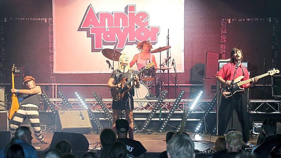 Annie Taylor, aus der Schweiz überzeugten mit einer lässigen Mischung aus Grunge und ausgelassenem Rock. Annie Taylor, aus der Schweiz überzeugten mit einer lässigen Mischung aus Grunge und ausgelassenem Rock.