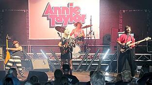 Annie Taylor, aus der Schweiz überzeugten mit einer lässigen Mischung aus Grunge und ausgelassenem Rock. Annie Taylor, aus der Schweiz überzeugten mit einer lässigen Mischung aus Grunge und ausgelassenem Rock.