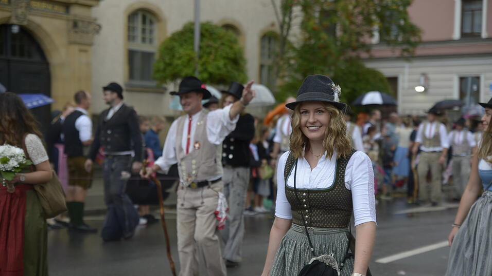 Zahlreiche Musik- und Trachtengruppen zogen nach dreij&auml;hriger Pause am Freitagabend zum Festplatz Am Hagen.&nbsp;