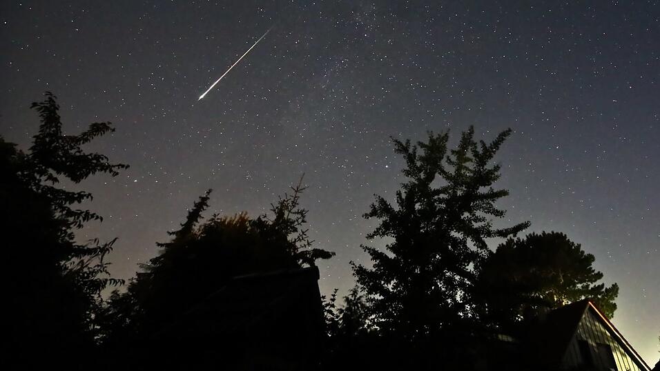 Im August gibt es viele Sternschnuppen zu sehen - die meisten in der Nacht auf Mittwoch. (Archivbild)