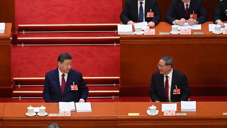 Auch Staats- und Parteichef Xi Jinping verfolgt in der Gro&szlig;en Halle des Volkes den Auftakt des Volkskongresses.