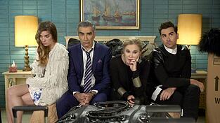 'Da hamma den Salat': Die Familie von Johnny Rose (2.v.l.) muss Steuern nachzahlen und flüchtet deshalb in das kleine Städtchen Schitt's Creek. 'Da hamma den Salat': Die Familie von Johnny Rose (2.v.l.) muss Steuern nachzahlen und flüchtet deshalb in das kleine Städtchen Schitt's Creek.