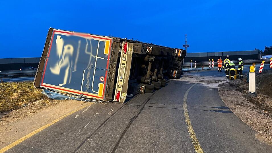 Bei einem Unfall nahe des Regensburger Autobahnkreuzes verlor ein Lastwagen Leergut.