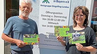 Franz Anneser vom Kreisvorstand und Manuela Nirschl von der Gesch&auml;ftsstelle pr&auml;sentieren die Zaunschilder.