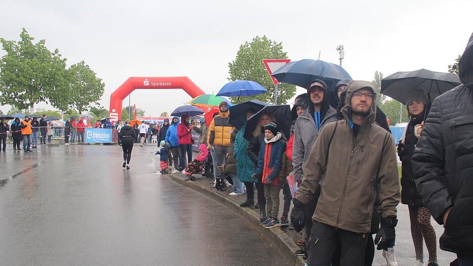Auch die großen Herzogstadtläufer ließen sich wie schon die Kleinen am Samstag durch das nasskalte Aprilwetter den Spaß am Sport unter freiem Himmel nicht verderben.