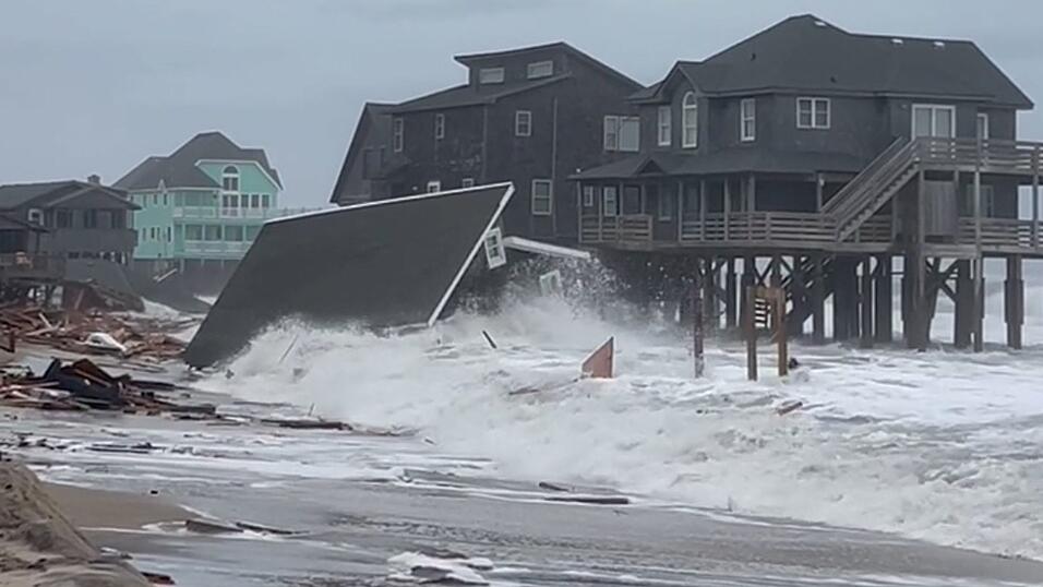 Vor der Küste des Bundesstaates North Carolina stürzten bei hoher Brandung fünf unbewohnte Häuser ins Meer.