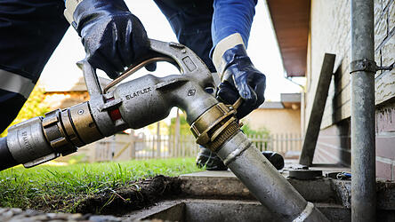 Für viele Haushalte steht in diesen Tagen das Auffüllen von Heizöl an. Betrüger machen sich das mit Fake-Angeboten im Netz zu Nutze, warnt die Polizei. (Symbolbild)