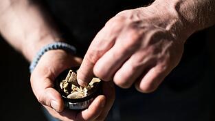 In der Regel befindet sich in den Dosen Snus mit einem Nettogewicht von etwa 14 Gramm. Erhältlich ist Snus in verschiedenen Stärkegraden und Geschmacksrichtungen entweder in kleinen Päckchen, die Teebeuteln ähneln, oder aber als lose braune Tabakmasse. (Symbolbild)