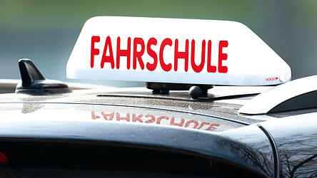 Früher wollten den Führerschein alle haben. Die Fahrschule ist für viele Neulinge mittlerweile aber eine Herausforderung.